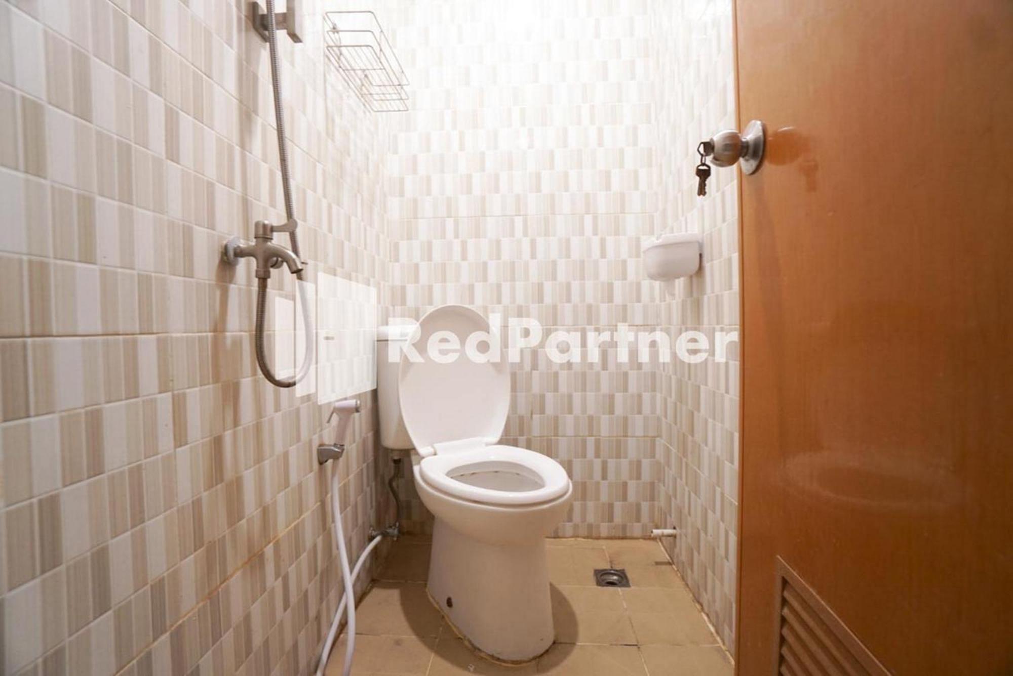 Eascot Hotel Mitra Reddoorz جاكرتا الغرفة الصورة