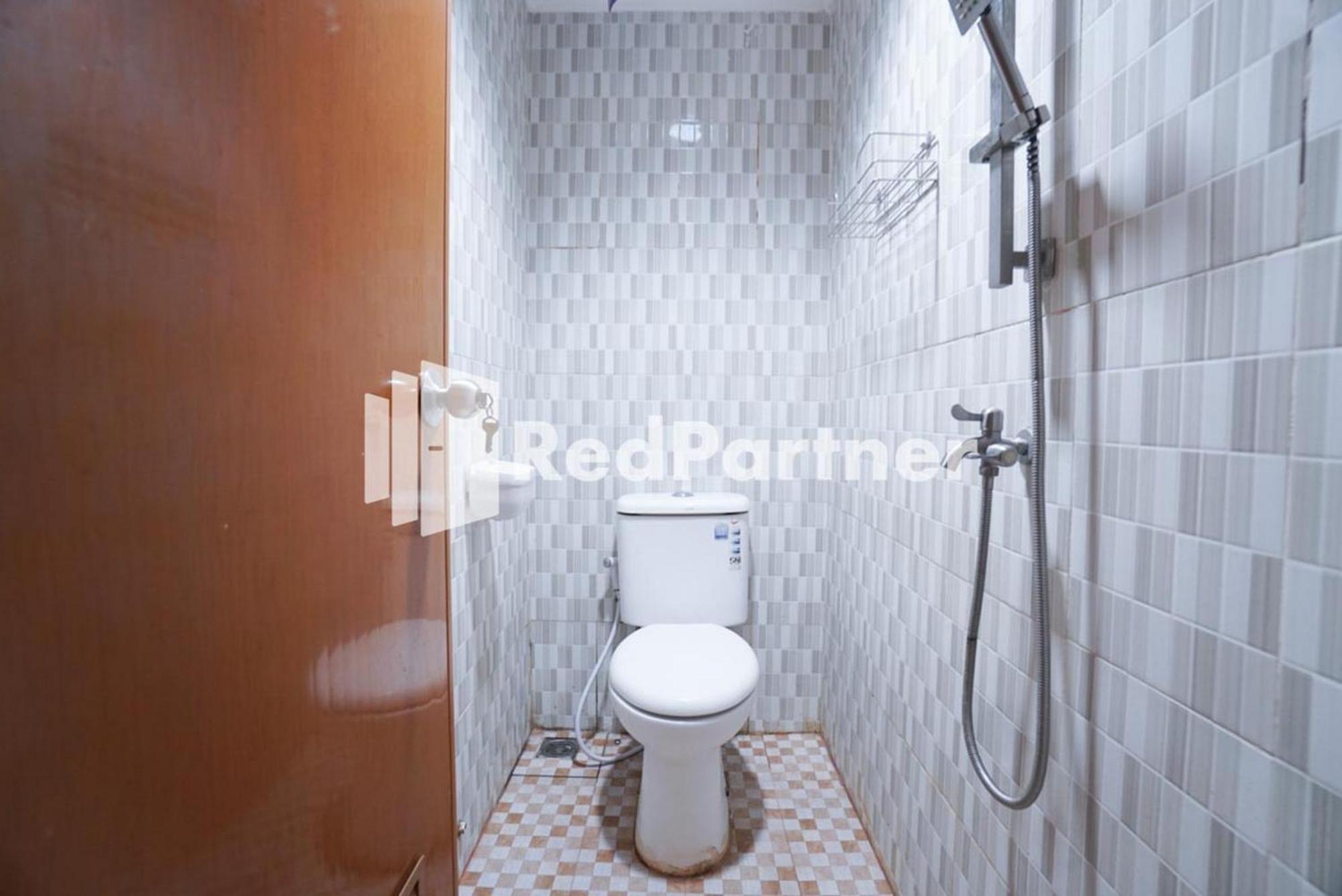 Eascot Hotel Mitra Reddoorz جاكرتا الغرفة الصورة